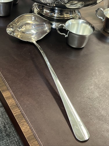Oneida Silversmiths Castle Court 15" Punch Bowl & Ladle & 12 Cups Silver Plated - Picture 7 of 21