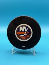 NEW YORK ISLANDERS NHL VEGUM MFG. VINTAGE OFFICIAL HOCKEY PUCK MADE IN 🇸🇰