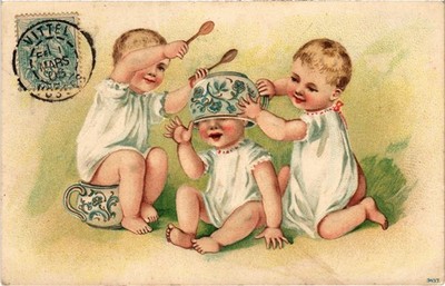 PC MEHRERE BABYS KINDER SPIELTOPF HUMOR VINTAGE POSTKARTE (B68615)