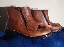 UGG Australia Brown Leather Sheepskin inside size 6. zipper . boots. vintage