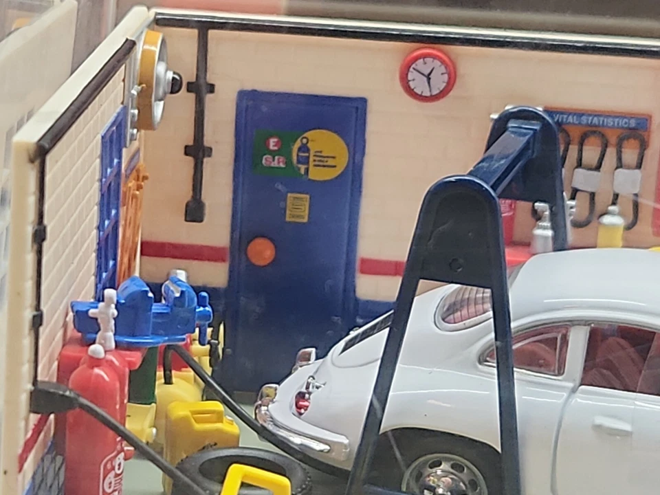 Schuco Porsche 356 Blanco Cupé 1/43 Taller Diorama (Paquete Dañado - ¡¡LEER!!) Foto 3 de 4