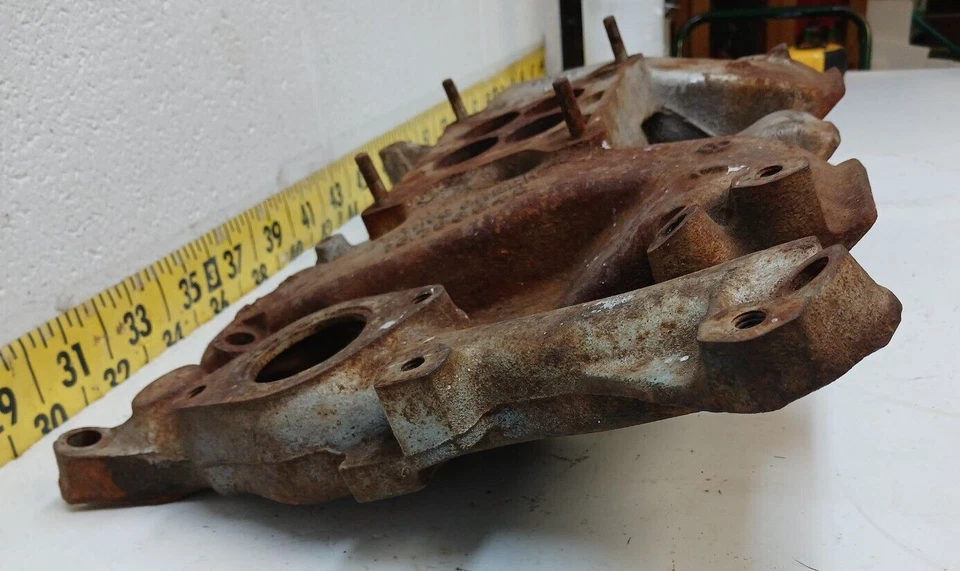 Colector de admisión de motor usado OEM GM 371 569138 1957-1958 Oldsmobile 88/98 (WRM6) Foto 3 de 4