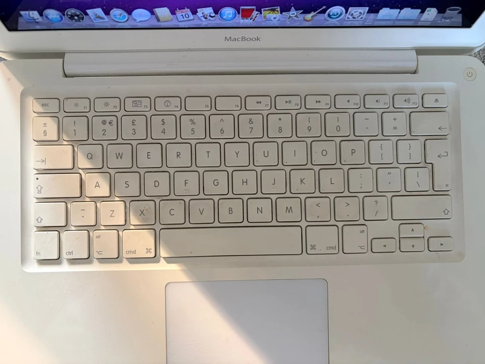 APPLE MACBOOK UNIBODY BIANCO ORIGINALE PRO RAM 4GB HDD 256GB BATTERIA NUOVA - Immagine 4 di 4