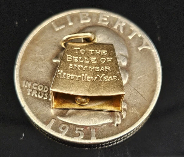 Janis Paige 14K Feliz Año Nuevo Campana de Vaca Dije 1954 Ruth Aarons Roothie Oro Foto 4 de 4