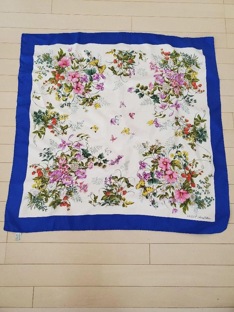 Gucci grande écharpe en soie accessoires collection Japon fl x 87 cm jamais utilisée