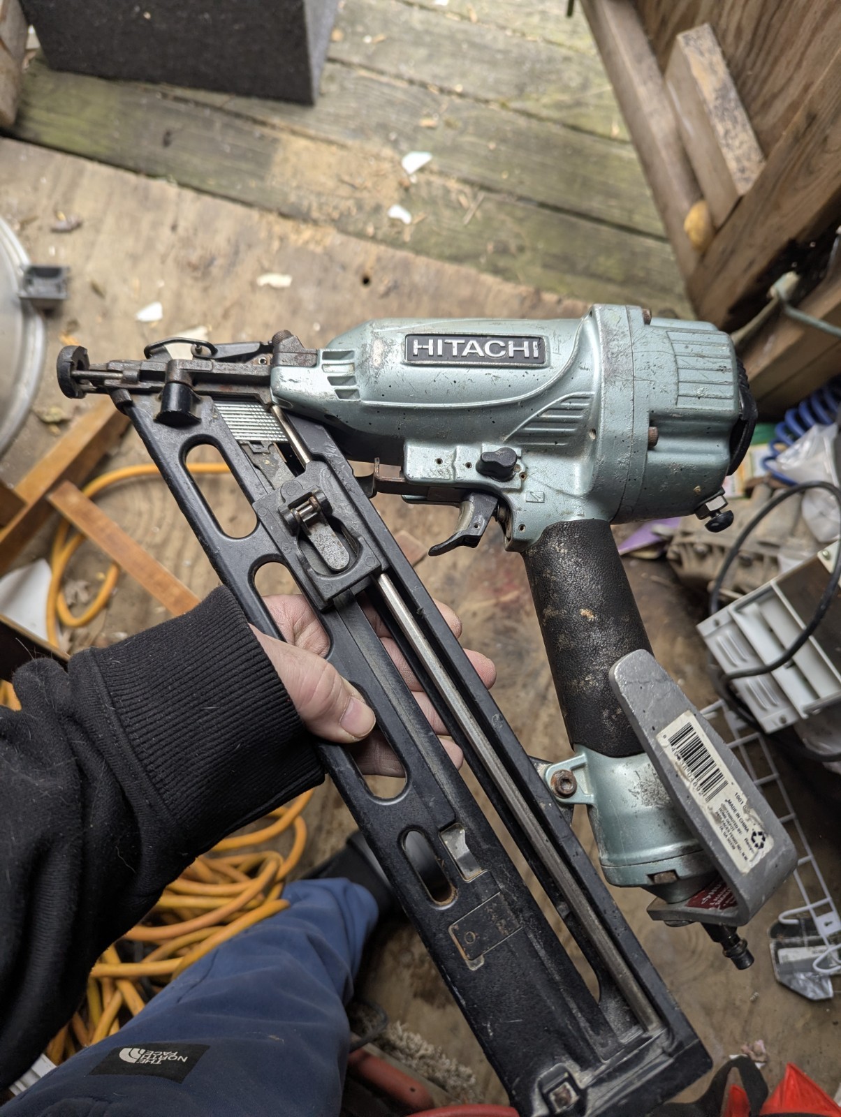 Hitachi NT65MA4(S) Finish Nailer 15 Gauge 15&deg; 120 psi Green