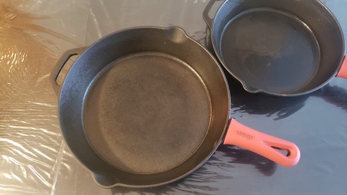 Cuisinel Cast Iron Skillet Set W/ Silicon handles 3 Pack (10” and 12") - Picture 2 of 12