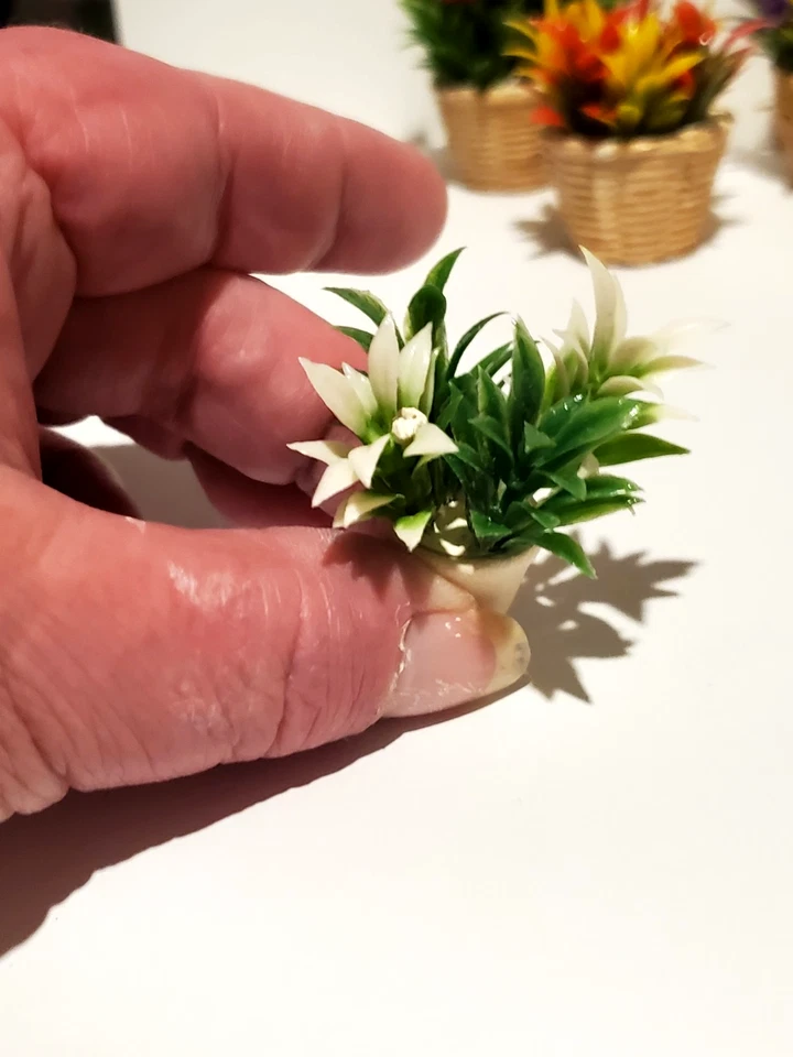 Lot of 5 Dollhouse Miniature Outdoor Plants & Flowers In Pots and Baskets 1/12 - Image 3 of 3