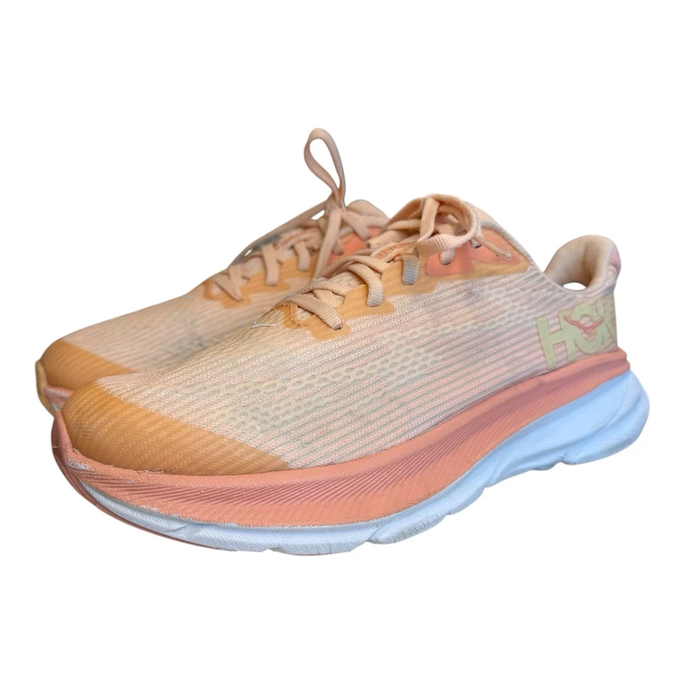 Tenis para correr Hoka One One Y Clifton 9 juveniles 4,5 MD naranja y blanco estilo de vida Foto 4 de 4