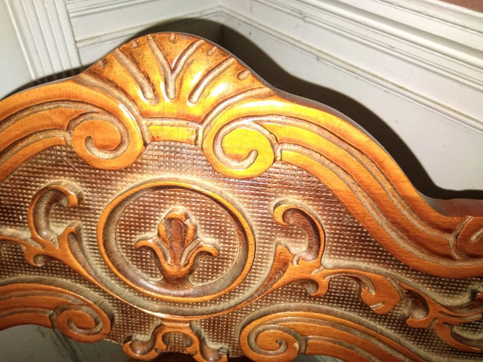 Antigua silla plegable italiana Savonarola tallada renacentista, con cabezas de león, Foto 3 de 4