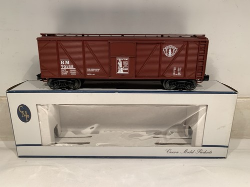 WEAVER (CORONA) 3 RIELES BOSTON MAINE 40’ EXTERIOR REFORZADO BOXCAR #70155 ESCALA O B&M | Zustand: New
