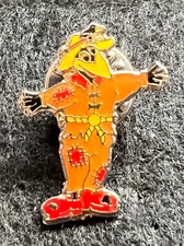‘SCARECROW’ CROW CHARACTER PIN BADGE UNKNOWN SOURCE