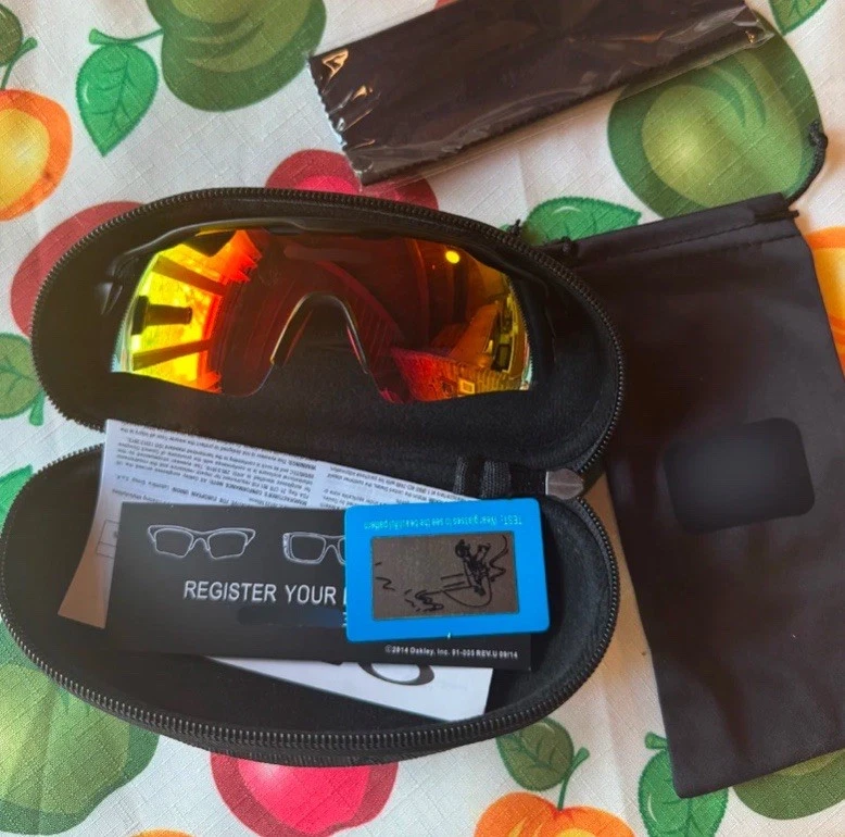 NWOT Oakley Sunglasses with Bag and Case ? Oakley Dark Sunglasses with Protective Case & 4 different  main image 3
