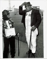 Press Photo Mo Vaughn, Baseball Player, talks with event honoree - lra37930