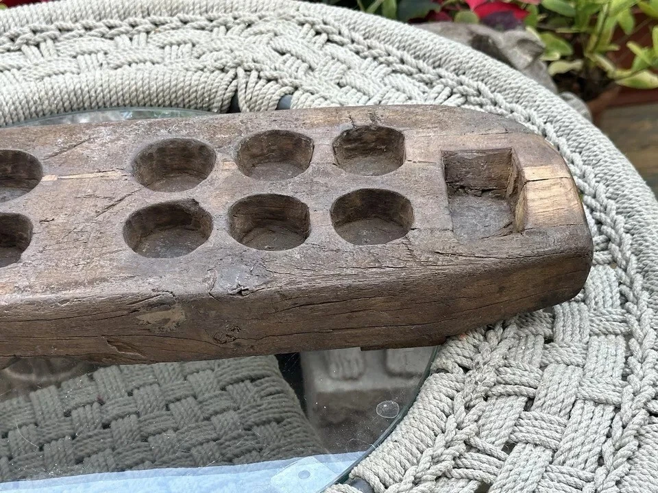 Plato de juego Mankala tallado a mano de madera antiguo panel raro años 1750 norte de la India Foto 4 de 4