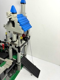 LEGO Castle: Royal Knight's Castle 6090 (1995) See description LOT B