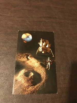 UNPOSTED POSTCARD - MODEL OF NASA'S LUNAR MODULE AND ASTRONAUT ON MOON SURFACE