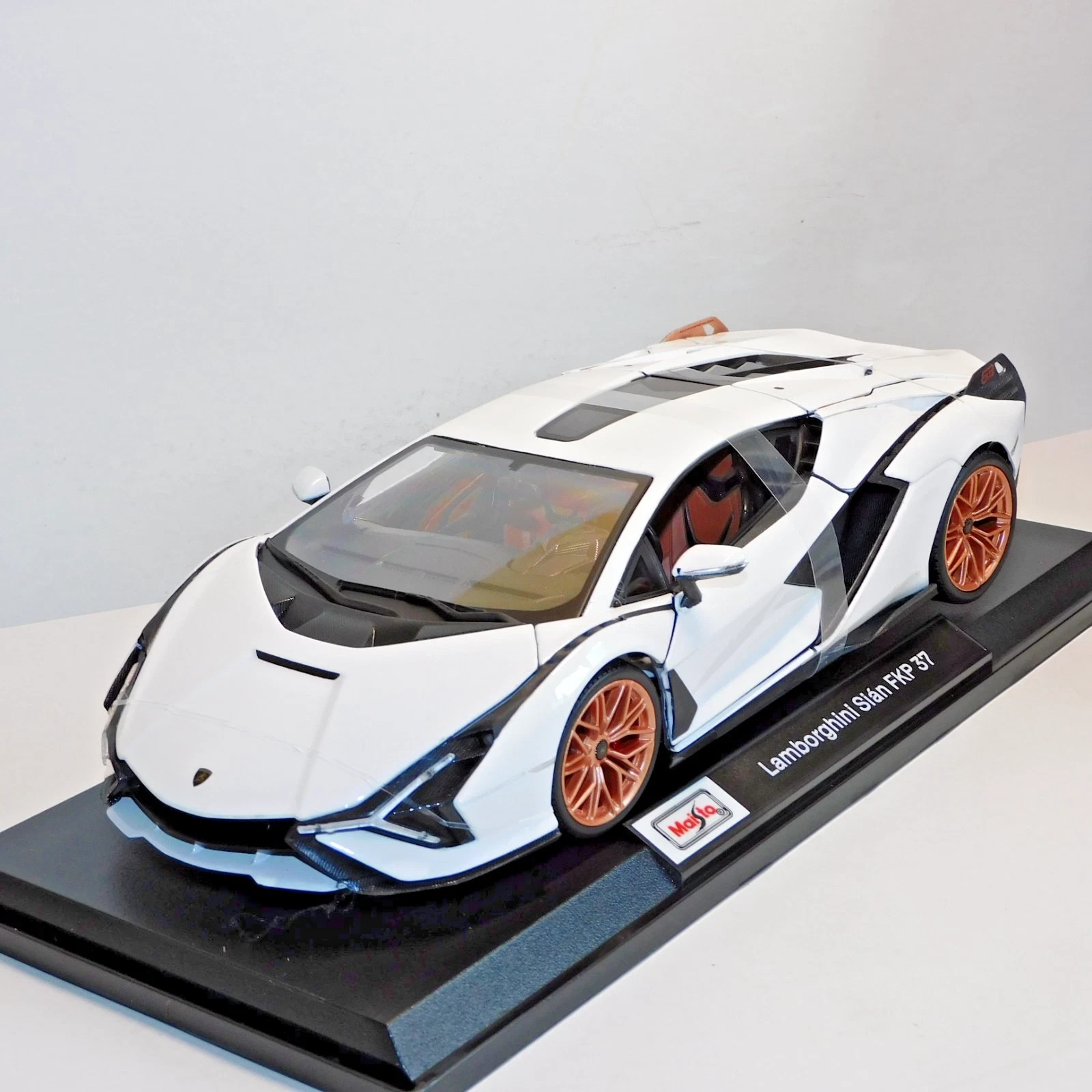 MAISTO LAMBORGHINI SIAN FKP 37 WHITE 1/18 SCALE