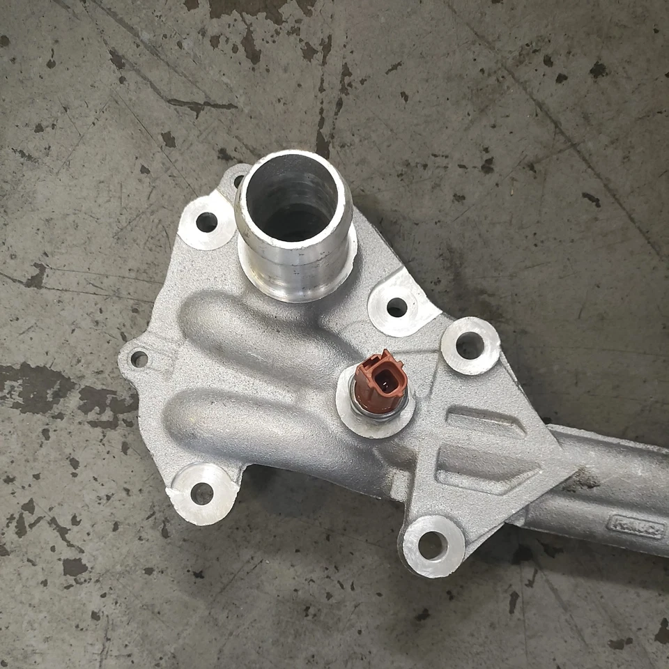 Carcasa de filtro de aceite de motor nueva para Ford F-250 Super Duty 11-16 6.2 LC3E6884AA  Foto 2 de 4