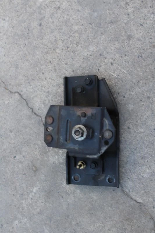 2001 2002 2003 2004 FORD MUSTANG RIGHT FRONT MOTOR ENGINE MOUNT 3.8L 6 CYL - Image 2 of 4