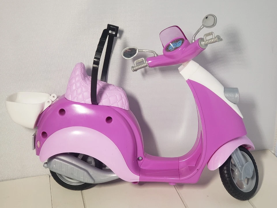 Barbie Scooter Ciclomotor Vespa Mattel 2011 12" púrpura rosa cinturón de seguridad sin soporte Foto 2 de 4