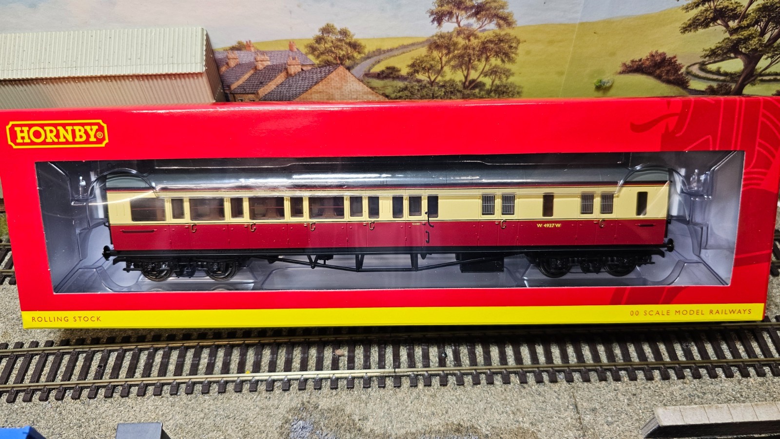 R40473 Hornby BR Collett Corridor Brake 3rd (RH) Coach No.4937