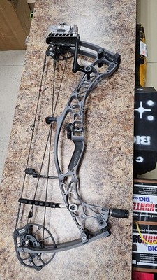 hoyt ax2 29 right hand 60-70# Tombstone with 2 piece quiver