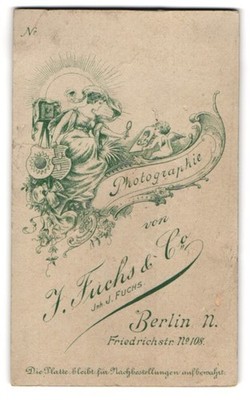 Fotografie J. Fuchs & Co., Berlin, Friedrichstr. 108, Frau in Toga betrachtet F 