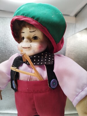 Vintage Lausbub mit Schleuder  32cm groß Porzellankopfpuppe Sammlerpuppe stehend