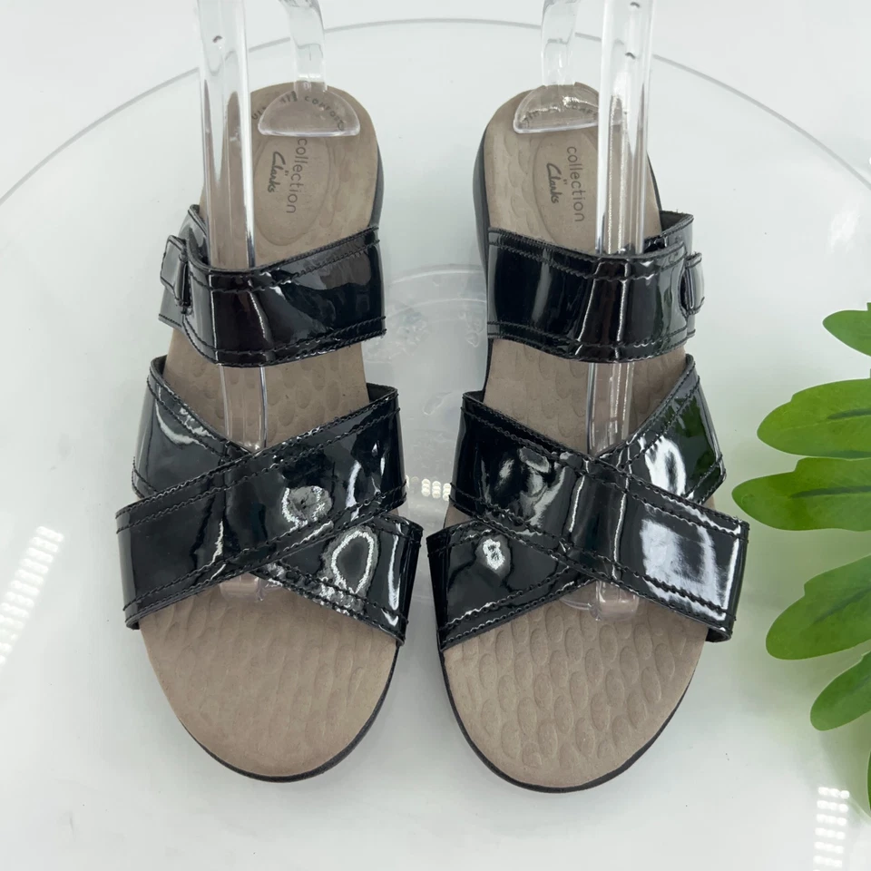 Sandalia Clarks para mujer Alexis Art talla 9 cuña baja negra charol tobogán Foto 2 de 4