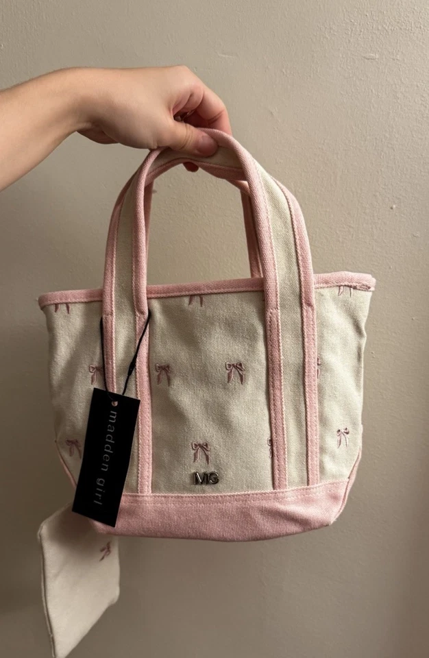 全新带标签 Madden 女孩迷你托特包粉色蝴蝶结病毒泰迪熊吊饰心形宝石 VHTF — 第 2/4 张图片