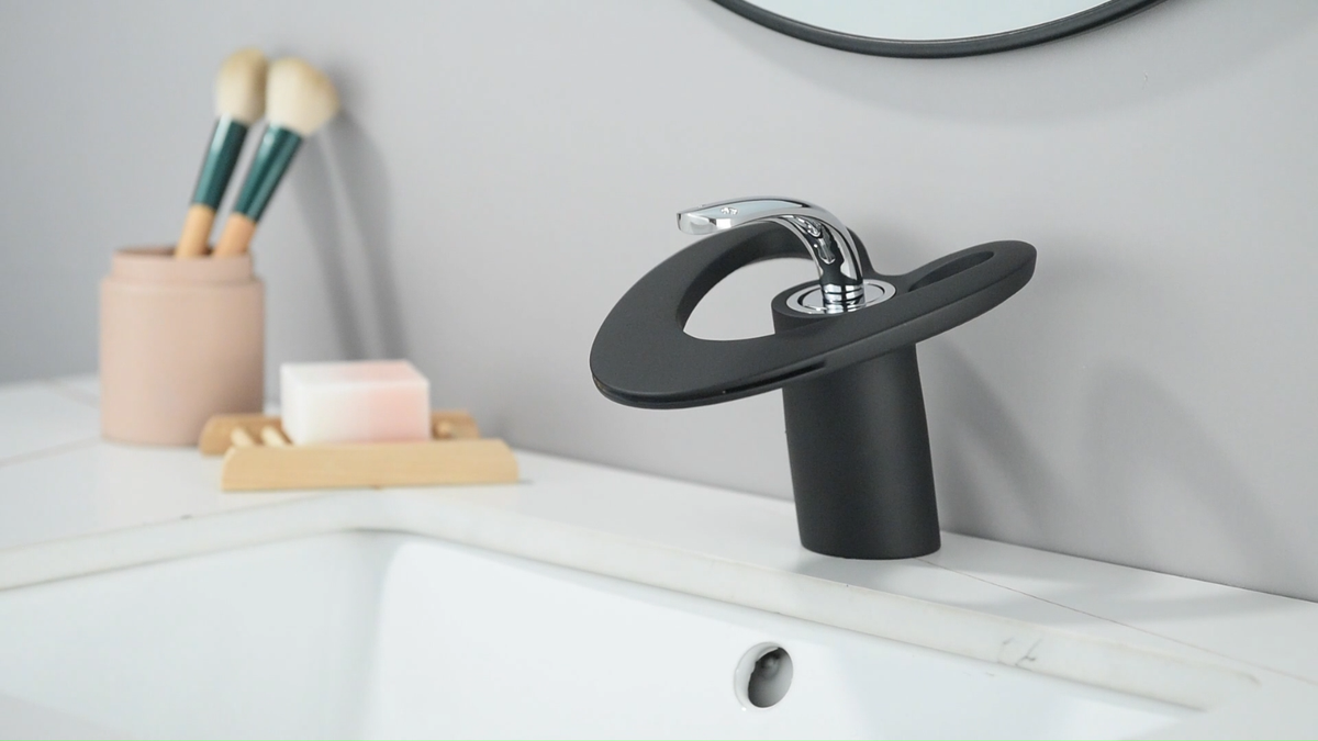 Rubinetto per lavabo a cascata nero con beccuccio alto, miscelatore per