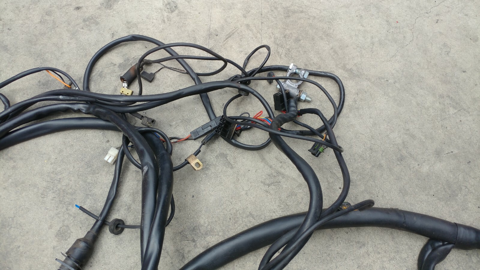 FERRARI 348 PARTS  WIRING FROM FUSE BOX TO REAR OF THE CAR, 154766