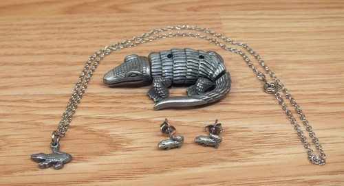 Beautiful Set of Genuine TORINO Pewter Alligator Earrings on Holder & Necklace - Picture 2 of 9