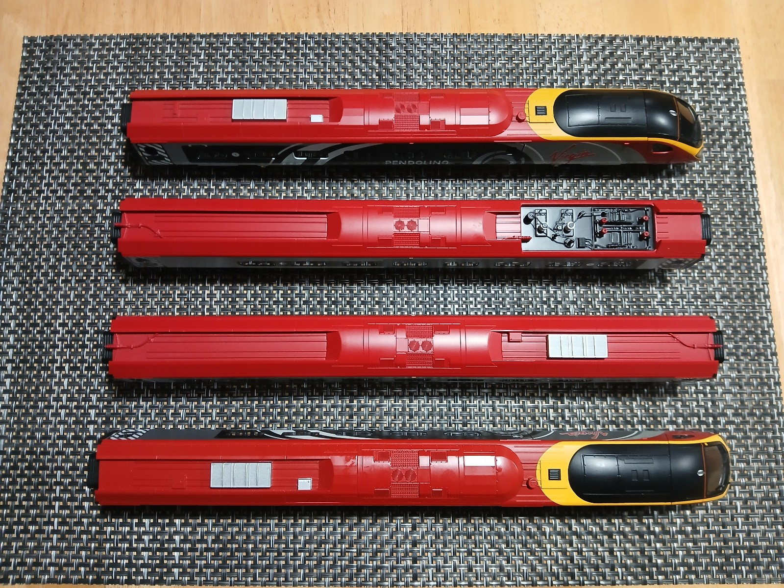 Modern HO/OO Scale Hornby Class 390 Virgin Pendolino Alstom Bullet Train Set