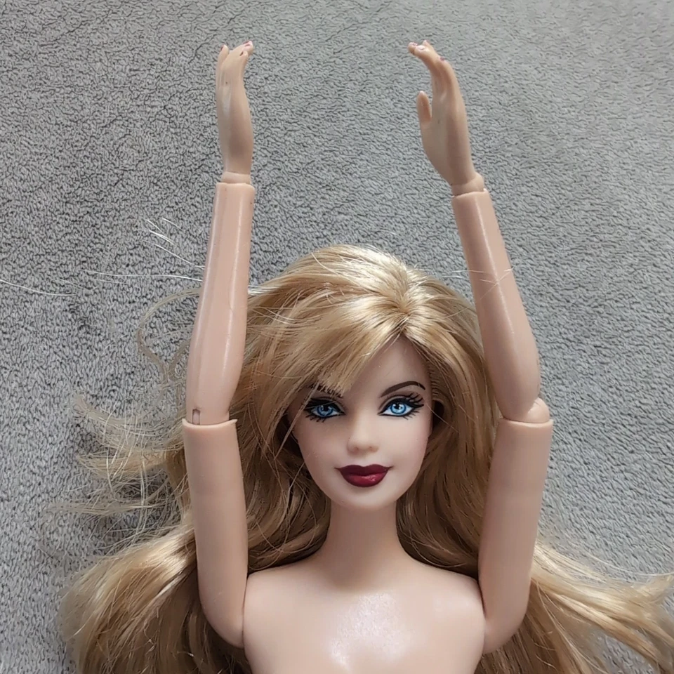 Supergirl Barbie Doll DC comics Silver Label Collector 2008 Super Girl Nude - Image 4 of 4