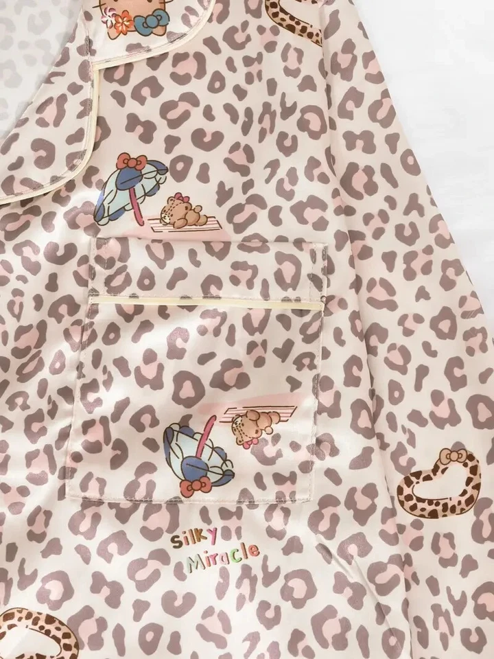 Conjunto de pijama de satén para damas Hello Kitty leopardo Hula AOP manga larga y pantalones grandes Foto 3 de 4