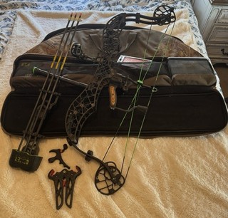 Gearhead Compound Bow Set Right Hand Bow Hunting Black Green w/ Accessories