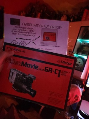Filmrequisite MaXXXine (2024) Kamera Anleitung - Zertifikat von Props in Motion