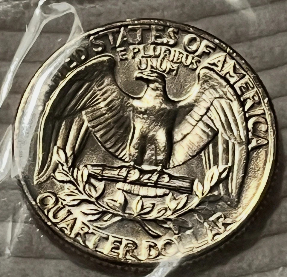 1972-P Washington Quarter - BRILLIANT COIN MINT UNC SEALED IN CELLO - Image 2 of 4