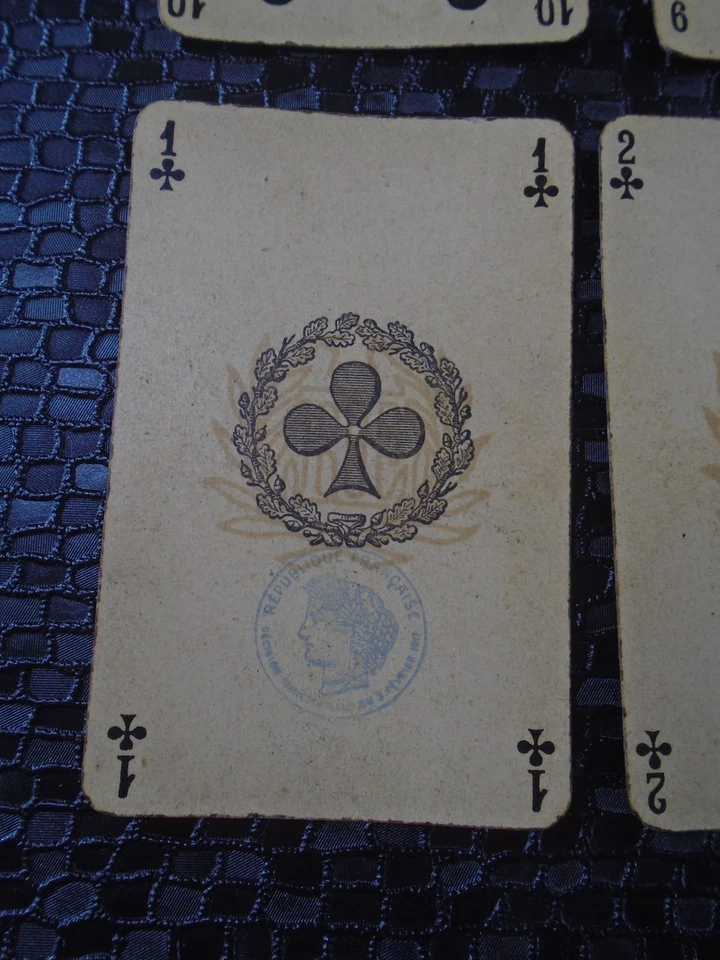 ANCIEN JEU DE 52 CARTES COMPLET CACHET 1890 FILIGRANE DOS MOTIF ROUGE - Photo 4/4