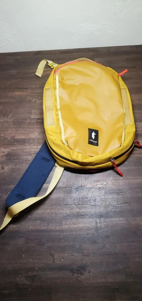 Bolso Bandolera Cotopaxi Chasqui 13L Amarillo Usado Se Ve Muy Duradero Foto 4 de 4