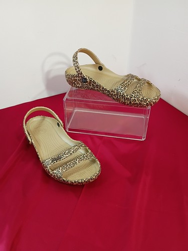 Crocs Cleo Damen-Sandale Größe 7 Leapord-Druck flache Fersenriemen
