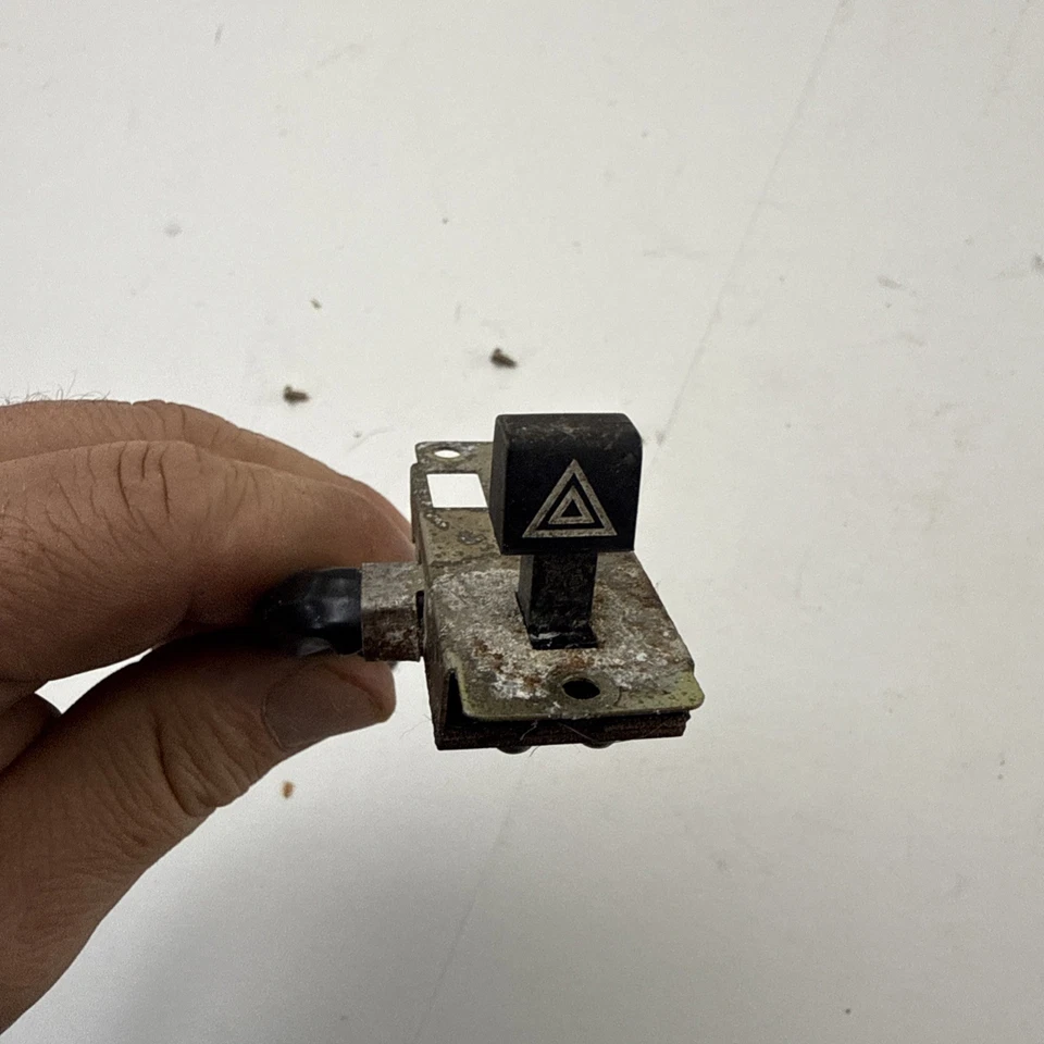 Hazard Switch From a Datsun B210 Coupe 1978 78 Nissan REBUILT Niles 16001 OEM Foto 2 de 4