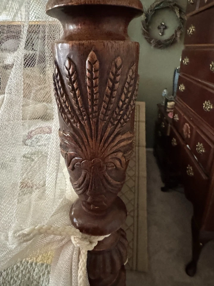 Thomasville Hills de Toscana. Marco de cama California King. Foto 3 de 4