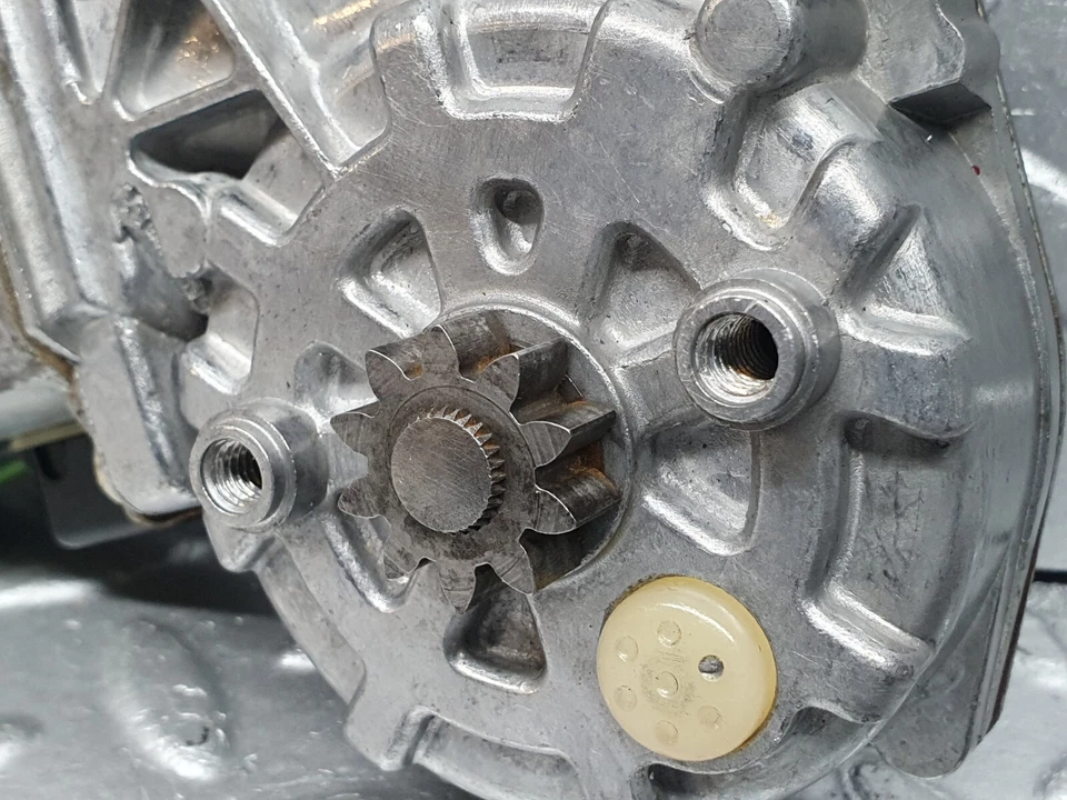 Motor regulador de ventana trasera derecha Mercedes-Benz W126 300SE Foto 2 de 4