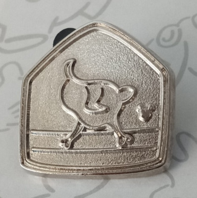 Chicken Crossing Chaser Toontown Signs 2018 Hidden Mickey DLR Disney Pin 132075