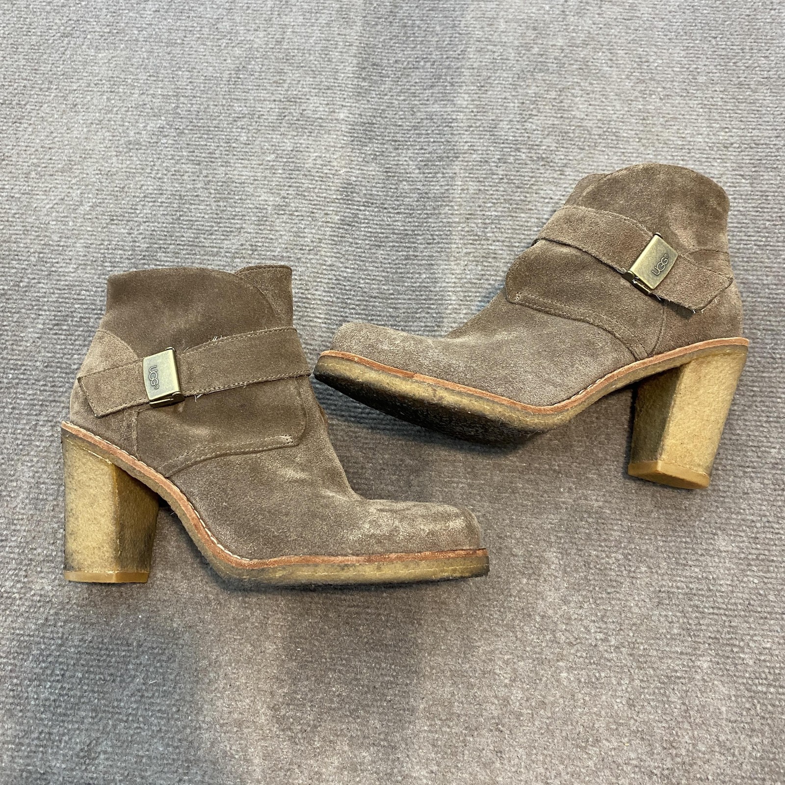UGG Boots Womens Size 8.5 Brown Suede Sheepskin Lined Ankle Block Heel 3212