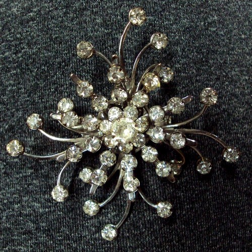 Broche (épingle) Vintage Rectangulaire En Métal Argenté Avec Strass Clairs - Bijou Fantaisie Occasion
