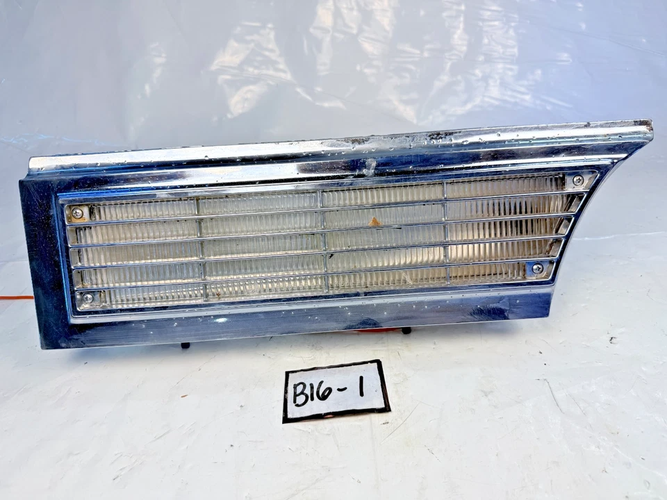 1965 CADILLAC DEVILLE LUZ DE ESTACIONAMENTO DIANTEIRA LATERAL DO MOTORISTA COM GRADE GM 5956355 B16-1 - Imagem 2 de 4